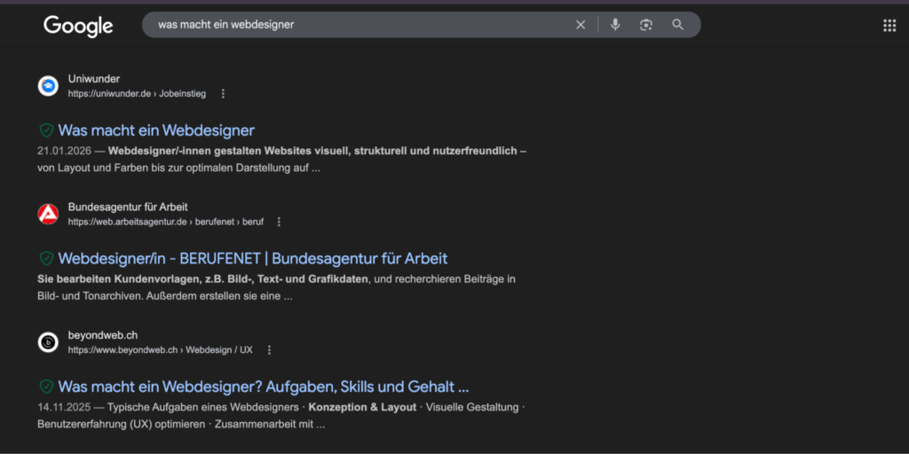 Screenshot einer klassischen Google-Suchergebnisseite zur Suchanfrage „was macht ein webdesigner“. Zu sehen ist die traditionelle Trefferliste mit blauen Links und Snippets von Plattformen wie Uniwunder und der Bundesagentur für Arbeit ohne KI-Elemente.