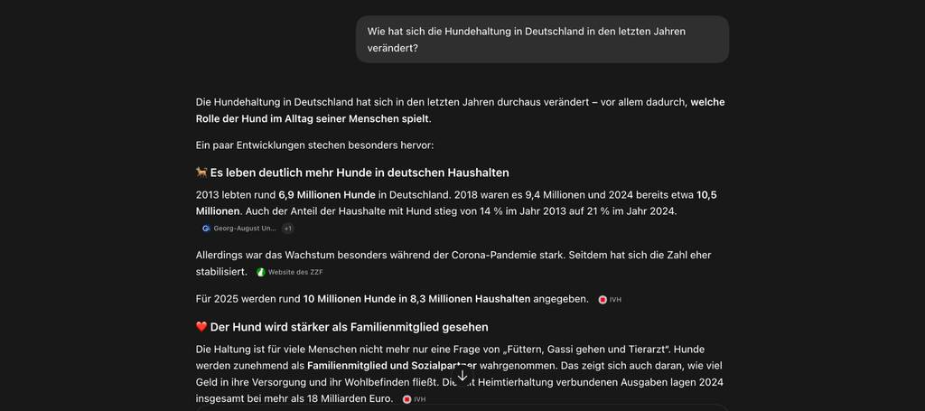 Screenshot einer KI-Antwort auf die Frage „Wie hat sich die Hundehaltung in Deutschland in den letzten Jahren verändert?“. Der Text fasst Entwicklungstrends zusammen – darunter den Anstieg der Hundezahl und die Bedeutung als Familienmitglied – und verweist direkt auf genutzte Datenquellen wie die Universität Göttingen, den ZZF und den IVH.