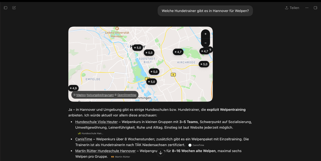 Screenshot einer KI-Antwort auf die Frage „Welche Hundetrainer gibt es in Hannover für Welpen?“. Die Grafik zeigt eine Karte von Hannover mit hervorgehobenen Standorten sowie konkrete Empfehlungen lokaler Hundeschulen mit Details zu deren Welpenkursen.